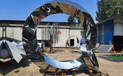 不銹鋼景觀雕塑有哪些特點(diǎn)和優(yōu)勢(shì)？